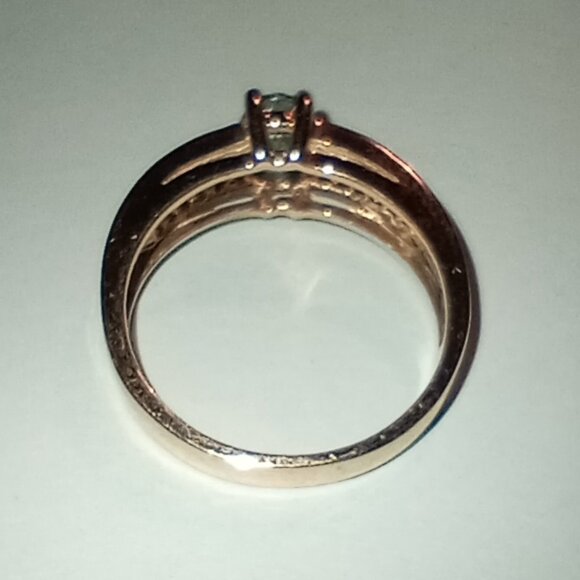 10Kt Yellow Gold Blue Zircon & Diamond Ring - Picture 5 of 5